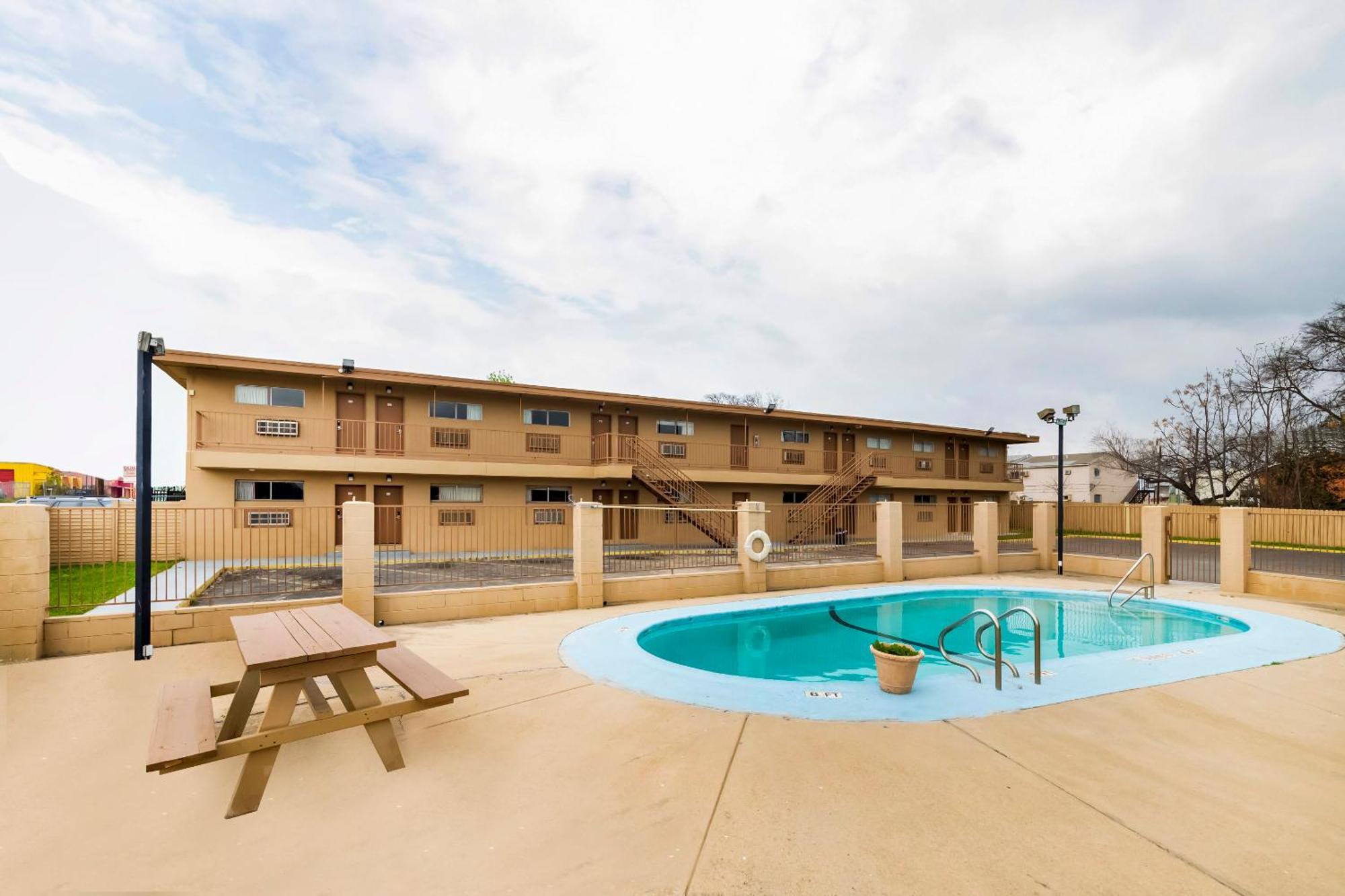 Oyo Hotel San Antonio Lackland Afb Seaworld Hwy 90 W المظهر الخارجي الصورة